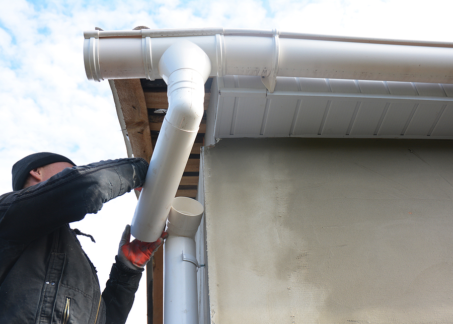 Professional Gutter Installation, Roofer install and repair gutter system. Rain gutter installation with drain downspout pipe.
